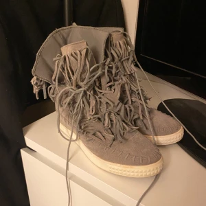 Casadei liknande skor - Hej Säljer dessa skorna då jag inte kände att de va min stil, köpte från plick från början. Jag har aldrig använt dom! Jättefint skick, alla fransar är kvar