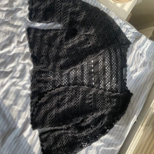 Virkad kofta  - Virkad kofta från kapphal! Jätte söt vintage💕  Skriv för mer info🥰 granen står du för!