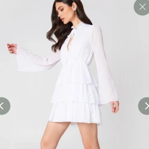 Studentklänning  - Supersöt klänning från Linn Ahlborgs kollektion med nakd. Går inte att köp längre och passar perfekt till studenten💕skriv för fler bilder