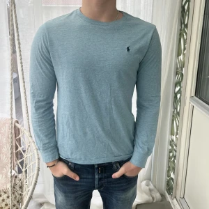 Ralph Lauren tröja - Tjena, säljer nu en riktigt skön Ralph lauren tröja. Skicket är 10/10 och sparsamt använd. Har du frågor ställ dem!