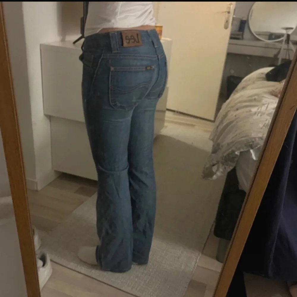 Super fina jeans i topp skick! Tyvärr för små för mig! . Jeans & Byxor.