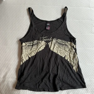 Linne - Loose fit linne köpt utomlands. Ett tryck med änglavingar och texten freedome fram. Står ingen storlek men har själv stl xs/s och passar bra! 