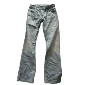 Ljusa low bootcut jeans från levis. Väldigt långa, med snygg wash. möts gärna upp i Stockholm, annars tillkommer frakt☀️🤍
