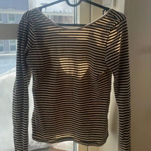 Hm öppen rygg topp - Säljer min hm öppen rygg topp, använd fåtal gånger 🩷🤗 Storlek S  30 kr vid snabb affär 🤎