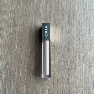 Caia concealer  - Caia concealer som jag har använt fåtal gånger. I färgen 1W😁