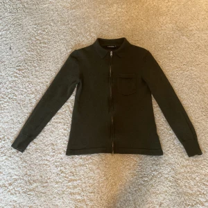 J Lindeberg Tröja - Säljer nu min J Lindeberg tröja som är i toppskick, men tyvärr har den krympt i tvätten från storlek M till S så den passar inte mig längre. Priset är inte hugget i sten så hör bara av er vid frågor och funderingar. 