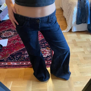 Bootcut jeans  - Skit snygga jeans som är ganska flare, Midjemåttet: 41cm  innerben: 81cm