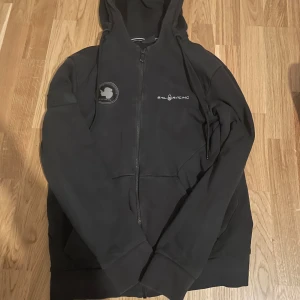 Sail racing hoodie - Tröttnat på denna tröja så säljer den nu. Ny pris 1500kr, mitt pris 399. Bara höra av dig för fler bilder eller frågor😄