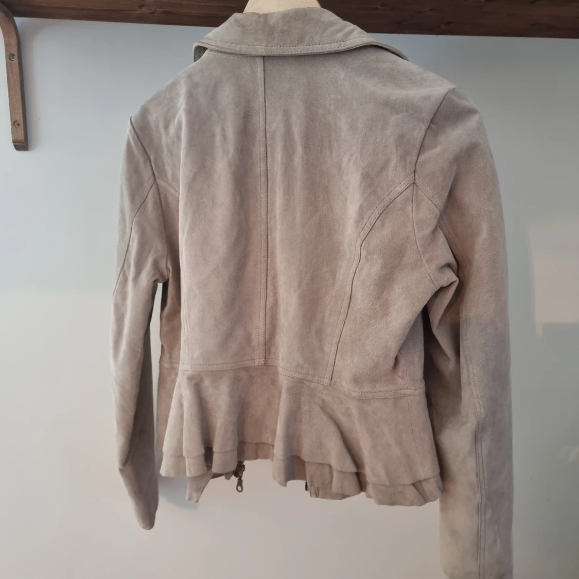 Ljusbeige jacka i mockaimitation - 91