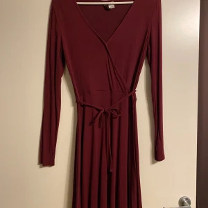 Klänning strl 36 - Säljes i begagnat skick. Trådsläpp på höger sida där bandet ska träs in, se sista bilden. Lätt att laga, ingenting som syns när man har den på.  