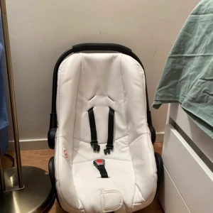 Barnstol - Barnstol med trepunktsbälte. Räcker till barn från 0-18 kg💕. Okej skick✨ Köpt för 500 sänker till 350