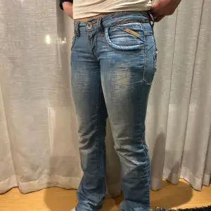 Supersnygga lowwaist jeans bootcut. Unika och super fina och bra pass form.