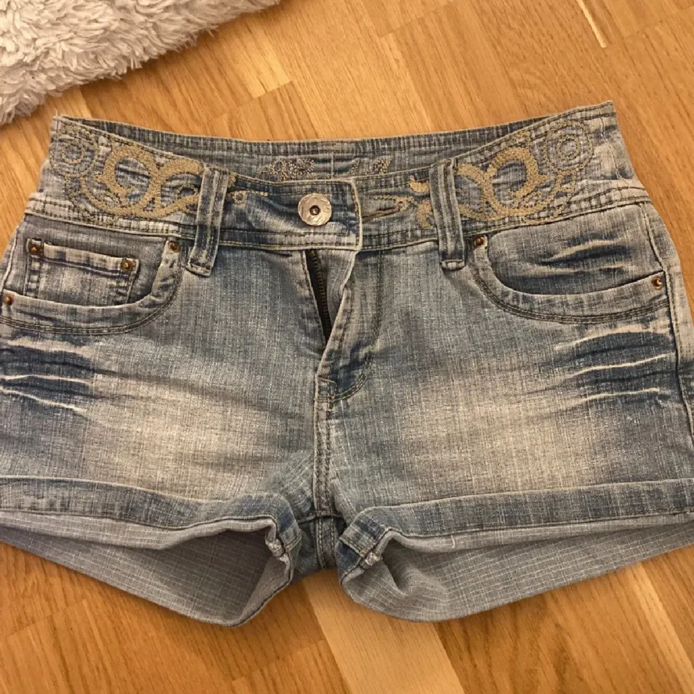 Söta midwaist shorts med coolt broderi på fram och baksidan! Köpta här på Plick. Inga defekter, använd gärna köp nu!💕. Shorts.
