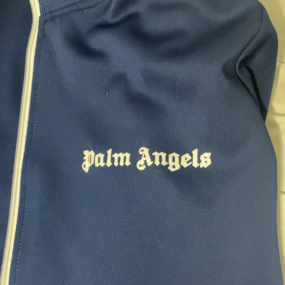 Palm angels tröja till salu🔥🚨 Den är i nytt skick där jag bara testat den och den passa inte mig därför säljer jag denna fina långärmade tröja perfekt inför den kommande sommaren för ett bra pris Färg: Navy blue Storlek: S/M Hör av er vid frågor. Tröjor & Koftor.