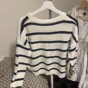 Stickad tröja  - En stickad tröja, aldrig använd  Storlek XS men passar även personer med storlek S 