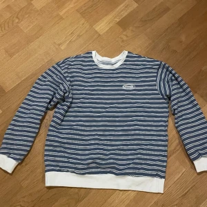 Sweatshirt - Säljer denna randiga sweatshirt som aldrig använts. Storlek M
