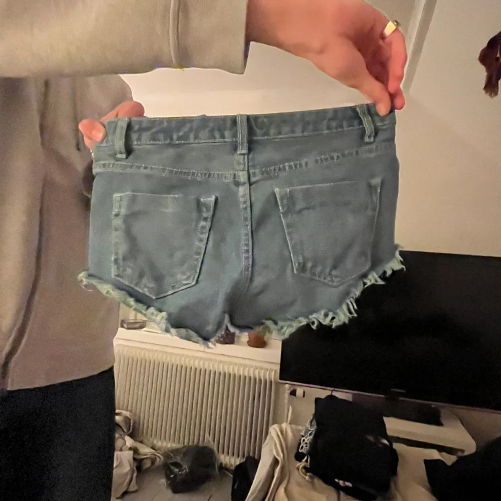 Snygga shorts med röda detaljer. Shorts.