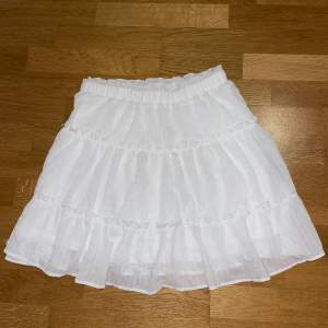 Säljer en vit kjol i storlek M då den inte kommer till användning. Den har dubbla tyger, bra kvalite och inga defekter. Använd endast en gång