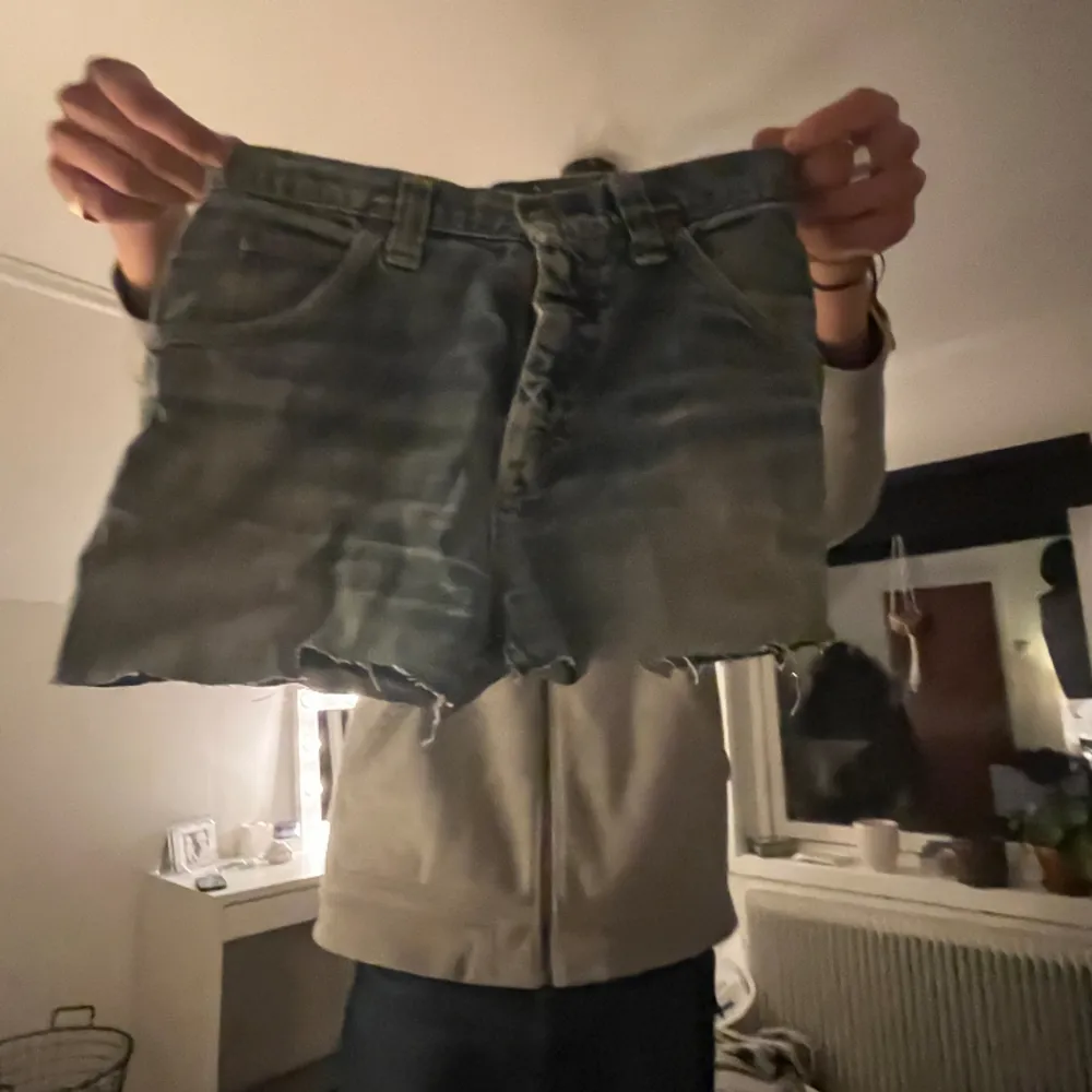 Lee shorts som jag loppet ifrån lee jeans, as snygga och sköna!!. Shorts.