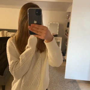 Stickad tröja  - Säljer då den aldrig kommit till användning. Använd en gång. Nypris 349kr 