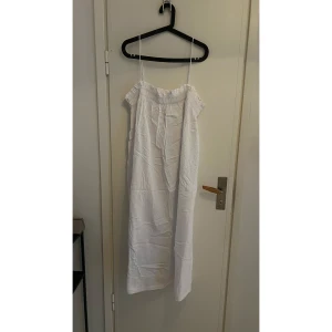En sommar & strand klänning storlek L - Dags att rensa som jag ej använde. Klänningen är helt nytt & aldrig använt. Den är stor för mig. Klänningen är i normal storlek. 