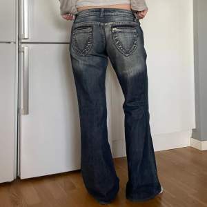 Bootcut jeans med så snygga detaljer😍midjemått 39cm innerbensmått 74cm
