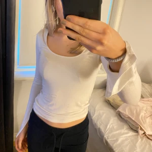 Vit topp - Vit topp från Gina som är sparsamt använd. Säljer då den är lite stor för mig💕