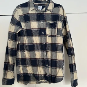 Zara Skjorta - En skjorta som blivit för liten och inköpt på Zara.