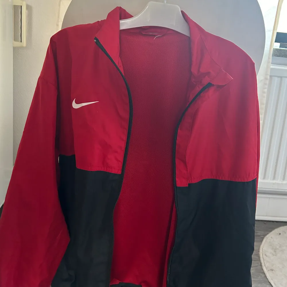 Tunn perfekt Nike jacka till sommaren / våren. Sitter bra på mig som är S och 166. Jackan är storlek M Bud är okej ✌️kan skickas och mötas . Takit.