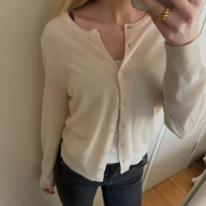 Kofta från Filippa K - En jättefin och söt kofta från Filippa K. Är som nyskick!