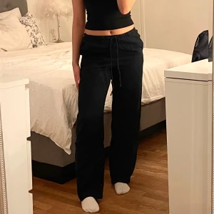Linnebyxor  - Säljer mina svarta linnebyxor från Gina Tricot i storlek XS. Fint skick och endast använda fåtal gånger. Ordinarie pris 399 kr, säljer för 249 kr. Skriv gärna för fler bilder 🤍