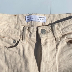 Jeans - Använda 1 gång, tyvärr för små. Sjukt snygga på. Raka i modellen 