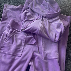 lila juicy set!!⭐️ - Suuuper fint lila juicy set, byxorna i storlek S och koftan i M💋  köpte den från hemsidan för 2300kr  nästan oanvänd⭐️💋 (byter oxå mot ett gammaldags juicy set i storlek xxs i byxor och Xs i kofta 💋)  skriv för fler bilder, priset kan diskuteras 💋⭐️