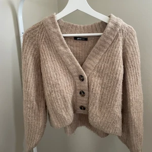 Stickad kofta från gina - Mysigt stickad kofta från Gina tricot.
