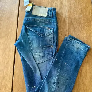 Nya G-Star Jeans  Storlek: W27 x L32  Style: Exper Tapered  CLR: UV Paint Dstroy  