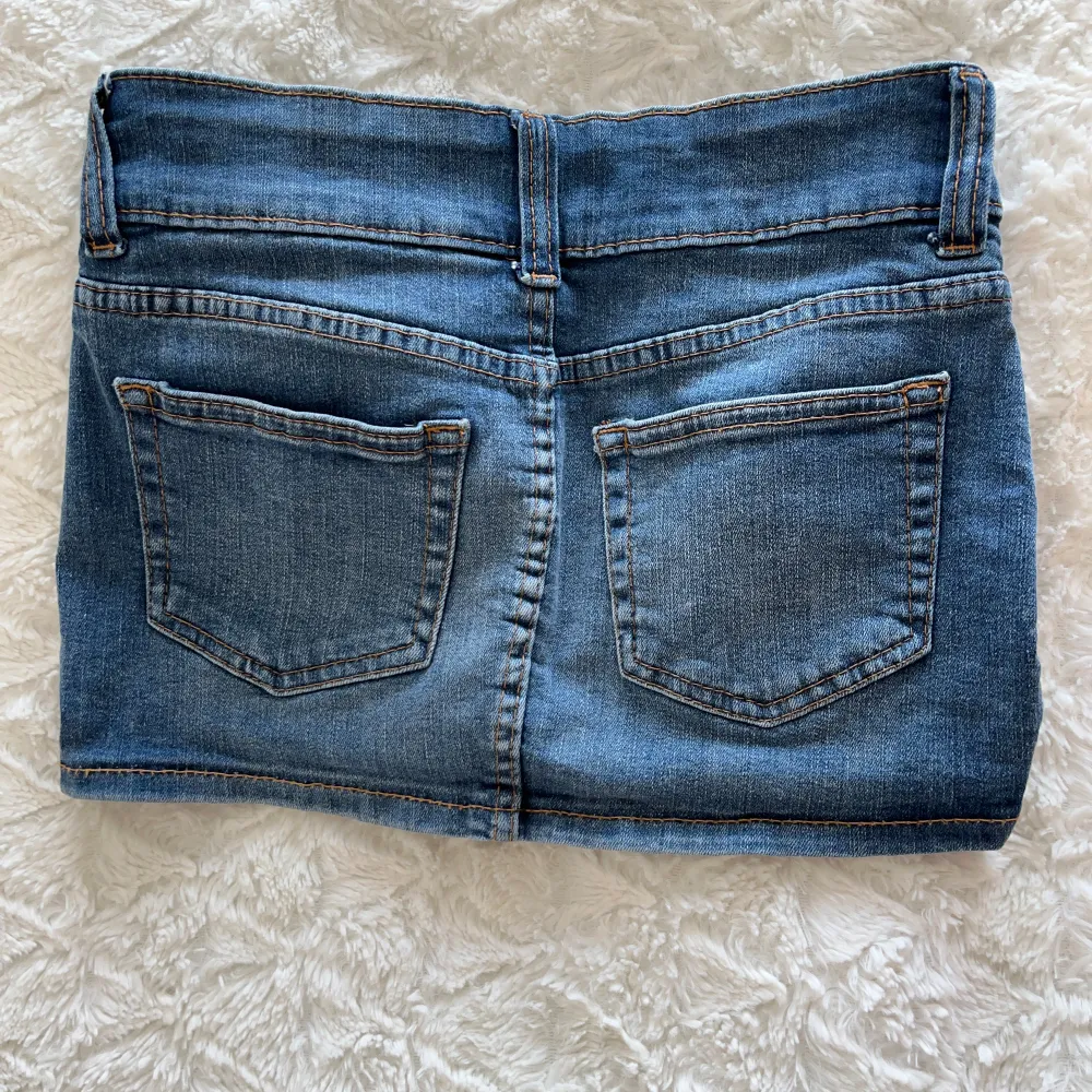 En jeans mini kjol från HM. Den är inte stretchig, men den sitter inte jättetajt 🫶🏻. Kjolar.