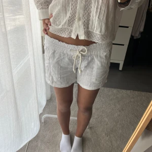 Lågmidjade linneshorts - Säljer detta skitsnygga lågmidjade linneshorts som tyvärr blivit för små för mig. De har coola fickor både fram och bak. Perfekta till sommaren! Passar XS/S❤️