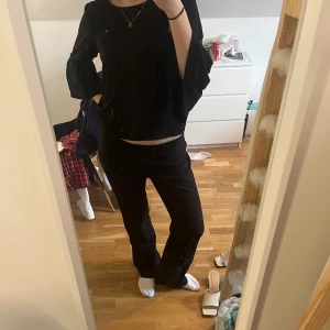 Kostymbyxor - Säljer dessa svarta kostymbyxor från nelly i storlek 38 (passar folk som har storlek 36 då jag brukar ha de). Är 169 lång och det passar helt perfekt. Endast använd ett fåtal gånger. Hör gärna av er om ni har några tankar eller funderingar!