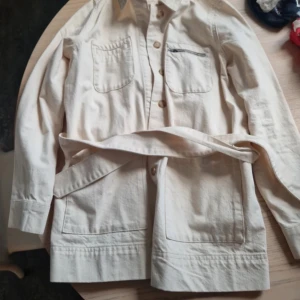 Jeans jacka - Beige jeans jacka. Använd fåtal ggr. Stl M