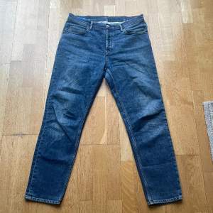 Säljer ett par riktigt feta jeans från Acne Studios. Mycket bra skick! Gjorda i Italien. Storlek 32/32. 