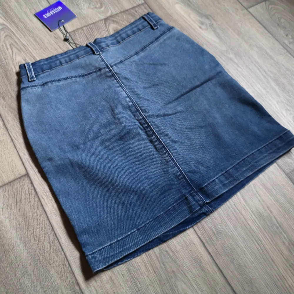 Stretchig jeanskjol i storlek 38. Den är ny/oanvänd med lappen kvar! . Kjolar.