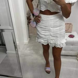 Säljer denna sjukt snygga volang kjolen från zara i helt oanvänt skick med prislapp kvar!!🥰pris diskuteras vid snabb affär!!