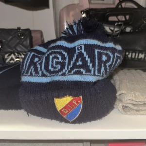 DIF mössa - Jätte bra skick använt en två ggr men har tröttnat på den då jag har den nya modellen. Hör av er för intressen tänkte sälja  för 550 men priset kan diskuteras🥰
