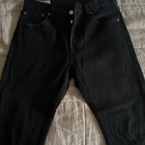 Levis 501 jeans - Säljer nu dessa Levis 501 jeans då de ej passar mig. De är i fortsatt bra skick! Storleken är 30/30. Kom pm för fler frågor!