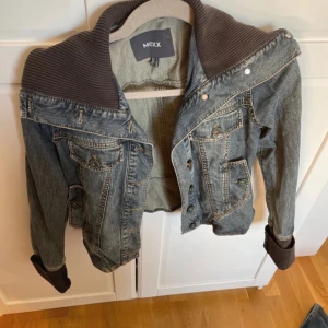Jeansjacka  - Jeansjacka med tygdetaljer i bra skick, perfekt nu till våren🌺