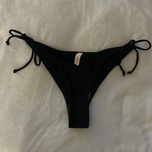 Bikini - Superfin bikiniunderdel som är helt oanvänd med lapp och skyddsplast kvar! 