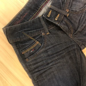 Bootcut jeans vintage  - Vintage Tommy hilfiger jeans bootcut jätte fina men lite för små i midjan för mig, storleken är 27/34 men tidigare ägare har sytt upp de lite så skulle säga att de mer är 26-27/32