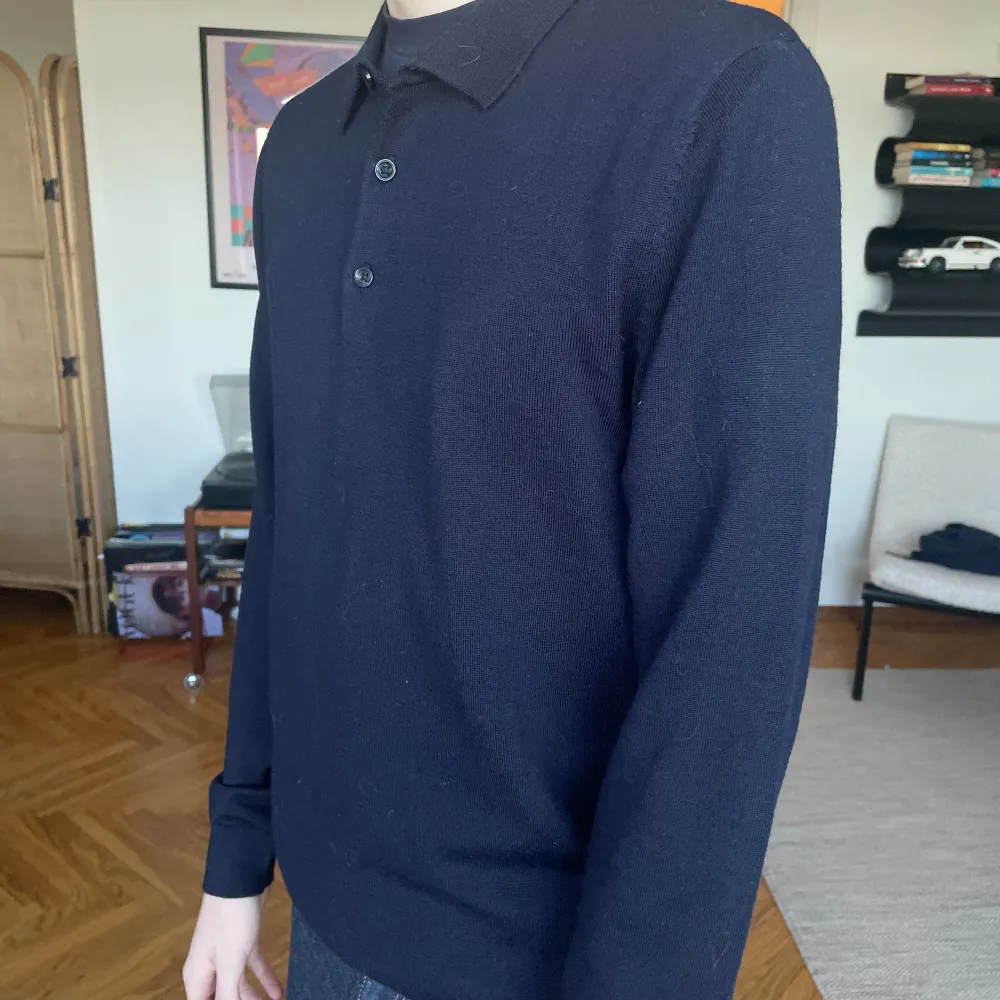 Säljer en riktigt snygg långärmad pikét tröja från dressman i storlek S. Färgen är mörkblå, det finns inga defekter och är använd fåtal gånger. Ser näst intill oanvänd ut👌.. Tröjor & Koftor.