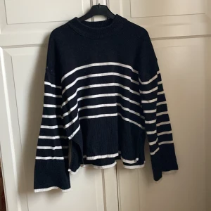 Marinblå tröja - Bra skicka  Gina Tricot Stl M