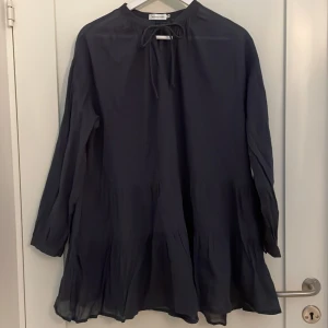 Långärmad klänning  - Säljer denna superfina långärmade blåa klänningen. Säljer för att den har blivit lite för kort på mig som är 172cm. Obs den är lite genomskinlig men den har inga defekter och syns knappt att den är använd💕